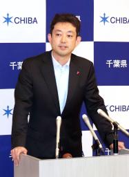 　記者団の取材に応じる千葉県の熊谷俊人知事＝１６日午後、千葉県庁