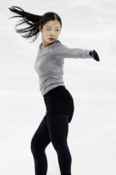 　公式練習で調整する中井亜美＝アンジェ（共同）