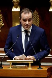 　１６日、フランス国民議会で演説するルコルニュ首相（ロイター＝共同）