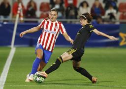 　アトレチコ・マドリード戦にフル出場したマンチェスター・ユナイテッドの宮沢ひなた（右）＝１６日（ロイター＝共同）