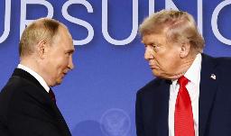 　ロシアのプーチン大統領（左）とトランプ米大統領＝８月、米アラスカ州アンカレジ（ロイター＝共同）