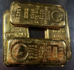 　金庫に積まれた金塊＝１３日、ミュンヘン（ロイター＝共同）