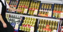 　百貨店のお歳暮コーナーに並ぶビール＝２００７年、東京都中央区