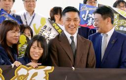 　所属企業を訪問し、社員らと記念写真に納まる車いすテニス男子の小田凱人（右から２人目）＝１７日、愛知県大口町