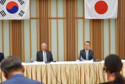 　首脳懇談会であいさつする経団連の筒井義信会長。左は韓経協の柳津会長＝１７日午前、東京都内