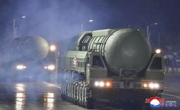 　朝鮮労働党創建８０年の軍事パレードに登場した新型大陸間弾道ミサイル「火星２０」＝１０日、平壌の金日成広場（朝鮮中央通信＝共同）