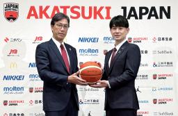 　日本バスケットボール協会の強化委員長に就任し、写真に納まる伊藤拓摩氏（右）＝１７日、東京都内