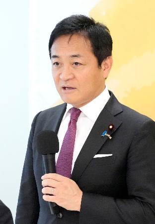 　国民民主党の両院議員懇談会で発言する玉木代表＝１７日午前、国会