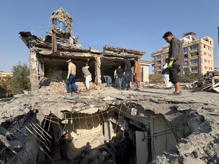 　１６日、アフガニスタンの首都カブールで、壊れた建物のがれきを撤去する住民ら（ＡＰ＝共同）