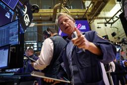 　ニューヨーク証券取引所のトレーダー＝１７日（ロイター＝共同）