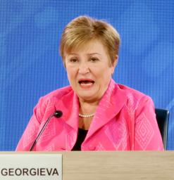 　記者会見するＩＭＦのゲオルギエワ専務理事＝１７日、米ワシントン（共同）