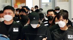 　カンボジア拠点のフィッシング詐欺に関与した疑いなどで拘束され、韓国・仁川国際空港に到着した送還者（中央）ら＝１８日（聯合＝共同）