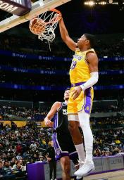 　キングズ戦でダンクシュートを決めるレーカーズの八村＝ロサンゼルス（ＮＢＡＥ・ゲッティ＝共同）