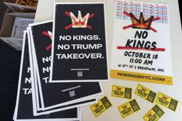 　全米で計画されているデモで掲げるために準備された「ＮＯ　ＫＩＮＧＳ（王はいらない）」などと書かれた紙＝１６日、ニューヨーク（ロイター＝共同）