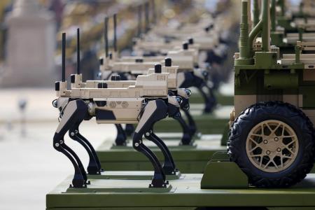 　抗日戦争勝利８０年記念行事の軍事パレードに登場した犬型ロボット＝９月、北京（新華社＝共同）