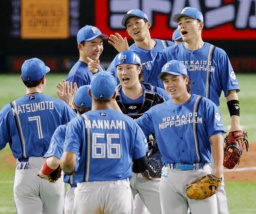 　ソフトバンクに勝利し喜ぶ日本ハムナイン＝みずほペイペイドーム