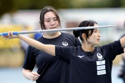 　やり投げ教室で高校生を指導する北口榛花＝等々力補助競技場