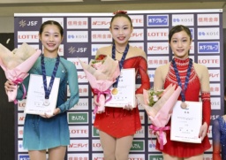 　女子Ａで優勝した宮崎花凜（中央）。左は２位の竹島花英、右は３位の森成美＝コーセー新横浜スケートセンター