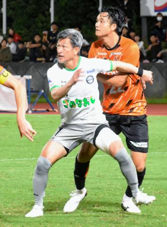 　ＪＦＬ三重戦に後半途中から出場したアトレチコ鈴鹿の三浦知良（手前）＝ＬＡ・ＰＩＴＡ東員スタジアム