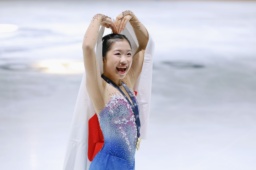 　グランプリシリーズ初出場優勝を果たした中井亜美＝アンジェ（共同）