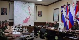 　８月、ウクライナ侵攻の春から夏にかけての戦況を報告するロシア軍のゲラシモフ参謀総長（右列中央）（ロシア国防省提供、共同）