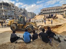 　イスラエル人の人質の遺体収容のための掘削作業＝１８日、パレスチナ自治区ガザ南部ハンユニス（ゲッティ＝共同）