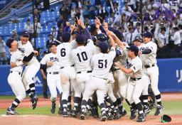 　４４度目の優勝を果たし、喜ぶ明大ナイン＝神宮