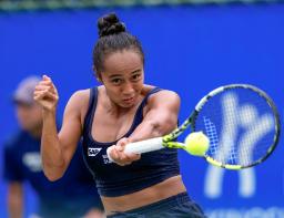 　シングルス決勝でプレーするレイラ・フェルナンデス＝モリタＴＣうつぼ