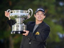 　ゴルフの日本オープン選手権で優勝した片岡尚之＝日光ＣＣ