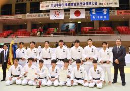 　男子で２連覇を果たした東海大。右端は上水研一朗監督＝兵庫県尼崎市のベイコム総合体育館