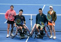 　テニスのエキシビションに参加した（左から）伊達公子さん、国枝慎吾さん、小田凱人、マルチナ・ヒンギスさん＝１９日、東京都内