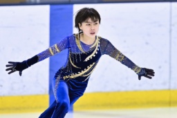 　男子Ａで優勝した佐久間陸＝コーセー新横浜スケートセンター