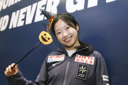 　優勝から一夜明け、撮影に応じる中井亜美＝１９日、アンジェ（共同）