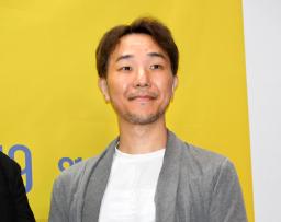 　「声よ集まれ」の上映会で撮影に応じる朴英二監督＝１９日、韓国・仁川（共同）