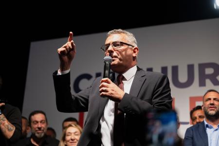 　北キプロス・トルコ共和国の大統領選で勝利したエルヒュルマン元首相＝１９日、ニコシア（ＡＰ＝共同）