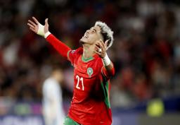 　サッカーのＵ―２０Ｗ杯チリ大会、決勝のアルゼンチン戦で２点目のゴールを決め、喜ぶモロッコのヤシル・ザビリ＝１９日、サンティアゴ（ロイター＝共同）