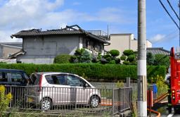 　住宅火災があった奈良県橿原市の現場＝２０日午後０時３８分