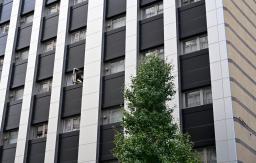 　男性が転落したホテル＝２０日午後、福岡市