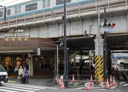 　タクシーが歩道に乗り上げ、男女４人がけがをする事故があったＪＲ上野駅近くの現場＝２０日午後０時５０分、東京都台東区