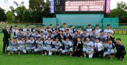 　関西学生野球秋季リーグで優勝を決め、写真に納まる立命大ナイン＝わかさスタジアム京都