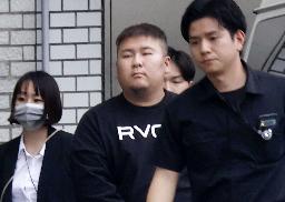 　強盗傷害の疑いで逮捕された東口夢弥容疑者（中央）＝２０日午後、警視庁小松川署