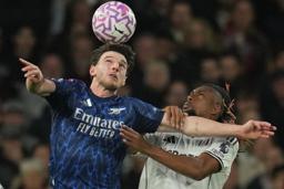 　フラムのイウォビと競り合うアーセナルのライス（左）＝１８日、ロンドン（ＡＰ＝共同）