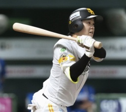 　５回ソフトバンク２死満塁、川瀬が右前に適時打を放つ＝みずほペイペイドーム