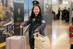 　フィギュアスケートのＧＰシリーズフランス大会から帰国した中井亜美＝２１日、羽田空港