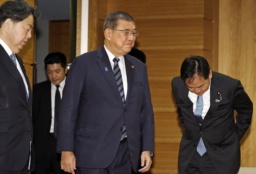 　内閣総辞職の閣議に臨む石破茂首相＝２１日午前８時５０分、首相官邸