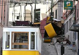 　９月、脱線し大破したケーブルカーの車体（奥）＝ポルトガル・リスボン（共同）