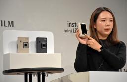 　富士フイルムが発売する「チェキ」の新製品＝２１日午前、東京都渋谷区