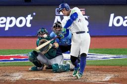 　マリナーズ戦の７回、逆転３ランを放つブルージェイズのスプリンガー＝トロント（ＡＰ＝共同）