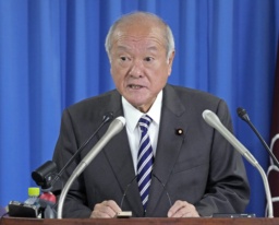 　自民党の役員会後、記者会見する鈴木俊一幹事長＝２１日午前１０時５分、東京・永田町の党本部