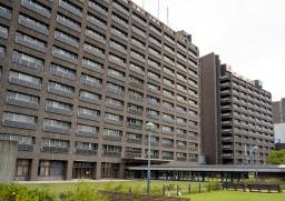 　兵庫県庁舎の本庁舎１号館（手前）と２号館